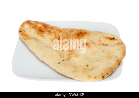 Naan-Brot auf einem Teller isoliert gegen weiß Stockfoto