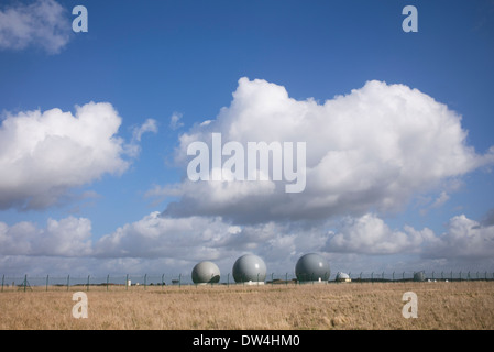 Kuppeln über Radar Scanner an RAF Croughton. Northamptonshire, England Stockfoto