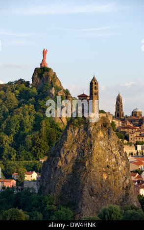 ST. MICHEL D'AIGUILHE MIT CORNEILLE ROCK LE PUY EN VELAY HAUTE-LOIRE AUVERGNE FRANKREICH Stockfoto