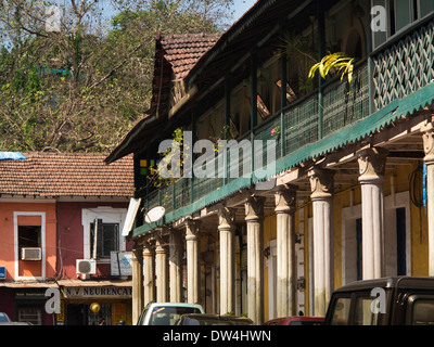 Indien, Goa, Panjim, Fontainhas, alte portugiesische Quartier Latin, Säulen der Kolonialzeit Gebäude Stockfoto