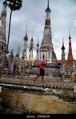 Ein junges Mädchen vor Stupas in Sagar, Inle-See, Birma Stockfoto