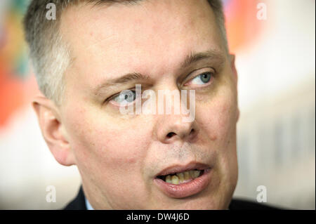 Brüssel, Bxl, Belgien. 27. Februar 2014. Polnische Verteidigungsminister Tomasz Siemoniak hält Pressekonferenz am Ende des North Atlantic Vertrag Organisation NATO-Verteidigungsminister in der Sitzung über die neuesten Entwicklungen in der Ukraine, im Hauptquartier des Bündnisses in Brüssel, Belgien am 27.02.2014 von Wiktor Dabkowski Credit: Wiktor Dabkowski/ZUMAPRESS.com/Alamy Live News Stockfoto