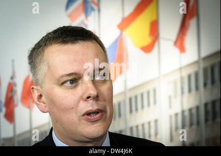 Brüssel, Bxl, Belgien. 27. Februar 2014. Polnische Verteidigungsminister Tomasz Siemoniak hält Pressekonferenz am Ende des North Atlantic Vertrag Organisation NATO-Verteidigungsminister in der Sitzung über die neuesten Entwicklungen in der Ukraine, im Hauptquartier des Bündnisses in Brüssel, Belgien am 27.02.2014 von Wiktor Dabkowski Credit: Wiktor Dabkowski/ZUMAPRESS.com/Alamy Live News Stockfoto