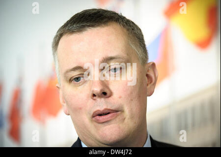 Brüssel, Bxl, Belgien. 27. Februar 2014. Polnische Verteidigungsminister Tomasz Siemoniak hält Pressekonferenz am Ende des North Atlantic Vertrag Organisation NATO-Verteidigungsminister in der Sitzung über die neuesten Entwicklungen in der Ukraine, im Hauptquartier des Bündnisses in Brüssel, Belgien am 27.02.2014 von Wiktor Dabkowski Credit: Wiktor Dabkowski/ZUMAPRESS.com/Alamy Live News Stockfoto