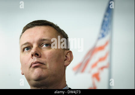 Brüssel, Bxl, Belgien. 27. Februar 2014. Polnische Verteidigungsminister Tomasz Siemoniak hält Pressekonferenz am Ende des North Atlantic Vertrag Organisation NATO-Verteidigungsminister in der Sitzung über die neuesten Entwicklungen in der Ukraine, im Hauptquartier des Bündnisses in Brüssel, Belgien am 27.02.2014 von Wiktor Dabkowski Credit: Wiktor Dabkowski/ZUMAPRESS.com/Alamy Live News Stockfoto