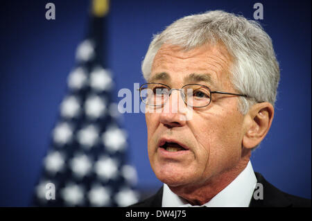 Brüssel, Bxl, Belgien. 27. Februar 2014. US-Verteidigungsminister Chuck Hagel hält Pressekonferenz am Ende des North Atlantic Vertrag Organisation NATO-Verteidigungsminister in der Sitzung über die neuesten Entwicklungen in der Ukraine, im Hauptquartier des Bündnisses in Brüssel, Belgien am 27.02.2014 von Wiktor Dabkowski Credit: Wiktor Dabkowski/ZUMAPRESS.com/Alamy Live News Stockfoto