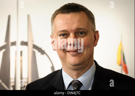 Brüssel, Bxl, Belgien. 27. Februar 2014. Polnische Verteidigungsminister Tomasz Siemoniak hält Pressekonferenz am Ende des North Atlantic Vertrag Organisation NATO-Verteidigungsminister in der Sitzung über die neuesten Entwicklungen in der Ukraine, im Hauptquartier des Bündnisses in Brüssel, Belgien am 27.02.2014 von Wiktor Dabkowski Credit: Wiktor Dabkowski/ZUMAPRESS.com/Alamy Live News Stockfoto