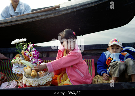 Birma Mädchen mit traditionellen Angebote an der Phaung Daw Oo Pagode Festival am Inle-See, Birma Stockfoto