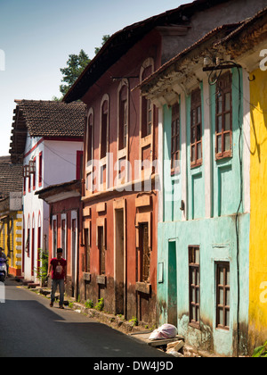 Indien, Goa, Panjim, Fontainhas, Rua Sao Tome, bunte Häuser im alten portugiesischen Quartier Latin Stockfoto