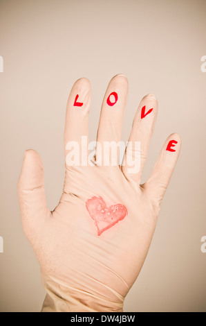 Rotes Herz auf der Hand. Stockfoto