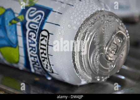 Eine Dose alkoholfreies Getränk, das in den Gefrierschrank zu lang gelassen wurde. Beiden Enden verdrängt aber können bleibt versiegelt Stockfoto