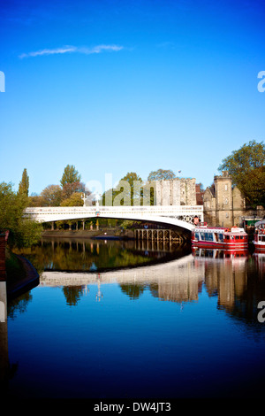 Brücke über den Fluss Ouse York North Yorkshire England Europa Lendal Turm und Lendal Bridge aus dem 19. Jahrhundert gotische Stil Eisen Stockfoto