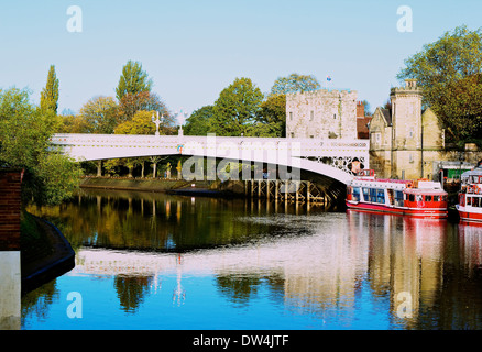 Lendal Turm und Lendal Bridge einen gotischen Stil des 19. Jahrhunderts eiserne Brücke überquert den Fluss Ouse in York North Yorkshire England Stockfoto