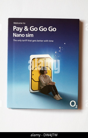 Willkommen bei Pay & Go Go Go Nano sim der einzige Tarif, der mit Time O2 besser wird - sim-Karte für iPhone 5s isoliert auf weißem Hintergrund Stockfoto