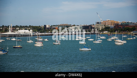 Geelong Australia Stadtzentrum Skyline von der Corio Bay. zeigen Cunningham Pier und Yachten und Boote in der Bucht. Stockfoto