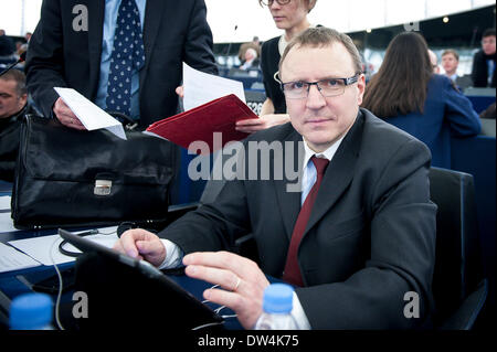 Mitglied des Europäischen Parlaments (MdEP) Jacek Kurski hören Sie die Rede des tschechischen Präsidenten Milos Zeman Adressen im Hauptquartier der Europäischen Parlament in Straßburg, Frankreich auf 26.02.2014 Stockfoto