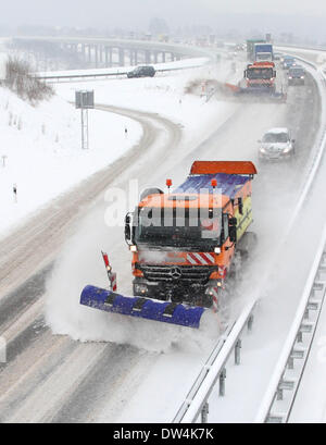 Mercedes Actros Schneepflüge in Aktion, Winnenden, Deutschland, Febr. 12, 2010. Stockfoto