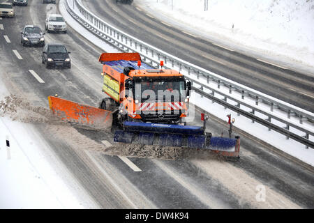 Mercedes Actros Schneepflüge in Aktion, Winnenden, Deutschland, Febr. 12, 2010. Stockfoto