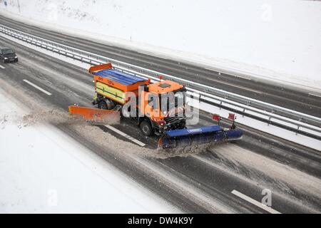 Mercedes Actros Schneepflüge in Aktion, Winnenden, Deutschland, Febr. 12, 2010. Stockfoto