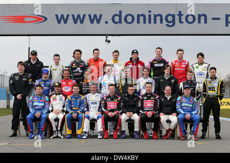 Gruppenfoto der 2013 Dunlop MSA British Touring Car Championship Treiber auf der offiziellen Media Day in Donington Park Stockfoto