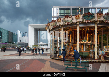 PARIS-Juni 20: Die Grande Arche in La Défense Geschäft Bezirk von Paris vor Sturm, Frankreich am Juni 20,2012 Stockfoto