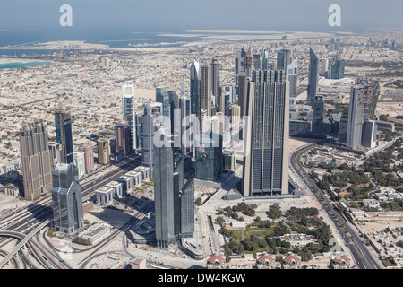 DUBAI, VEREINIGTE ARABISCHE EMIRATE. -13 Oktober 2013: Dubai, die Draufsicht auf Dubai downtown aus das höchste Gebäude der Welt Burj Khalifa Stockfoto