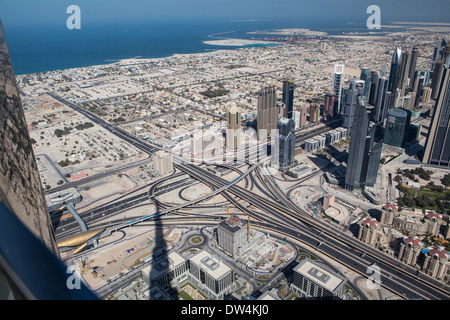 DUBAI, VEREINIGTE ARABISCHE EMIRATE. -13 Oktober 2013: Dubai, die Draufsicht auf Dubai downtown aus das höchste Gebäude der Welt Burj Khalifa Stockfoto