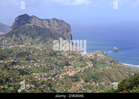 Dorf Porto da Cruz und Penha D'Aguia Rock auf Madeira. Porto da Cruz, Madeita Insel, Portugal Stockfoto