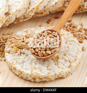 Knäckebrot, Müsli Cracker und Holzlöffel mit Korn Stockfoto