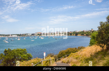 Geelong Australia Stadtzentrum Skyline von der Corio Bay. zeigen Cunningham Pier und Yachten und Boote in der Bucht. Stockfoto