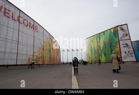 Sotschi, Russland. 22. Februar 2014. Zuschauer genießen Sie die Atmosphäre im Olympic Park während der Sotschi 2014 Winter Olympischen in Sotschi, Russland. © Paul Kitagaki Jr./ZUMAPRESS.com/Alamy Live-Nachrichten Stockfoto