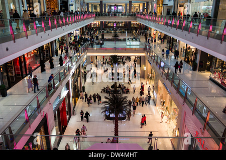 Breite Innenansicht der Dubai Mall, Dubai, Vereinigte Arabische Emirate Stockfoto
