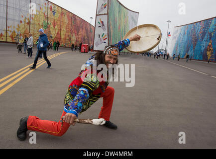 Sotschi, Russland. 22. Februar 2014. Künstler genießen Sie die Atmosphäre im Olympic Park während der Sotschi 2014 Winter Olympischen in Sotschi, Russland. © Paul Kitagaki Jr./ZUMAPRESS.com/Alamy Live-Nachrichten Stockfoto