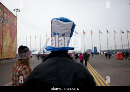 Sotschi, Russland. 22. Februar 2014. Zuschauer genießen Sie die Atmosphäre im Olympic Park während der Sotschi 2014 Winter Olympischen in Sotschi, Russland. © Paul Kitagaki Jr./ZUMAPRESS.com/Alamy Live-Nachrichten Stockfoto