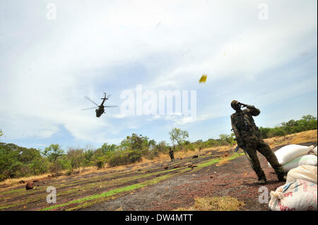 Ugandische Soldaten von der Uganda People Defence Force (UPDF) patrouillieren durch den zentralen afrikanischen Dschungel während einer Operation, berüchtigten Lord Resistance Army (LRA) Anführer Joseph Kony zu jagen. Die LRA ist eine christliche militante Rebellengruppe. Stockfoto