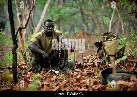 Ugandische Soldaten von der Uganda People Defence Force (UPDF) patrouillieren durch den zentralen afrikanischen Dschungel während einer Operation, berüchtigten Lord Resistance Army (LRA) Anführer Joseph Kony zu jagen. Die LRA ist eine christliche militante Rebellengruppe. Stockfoto