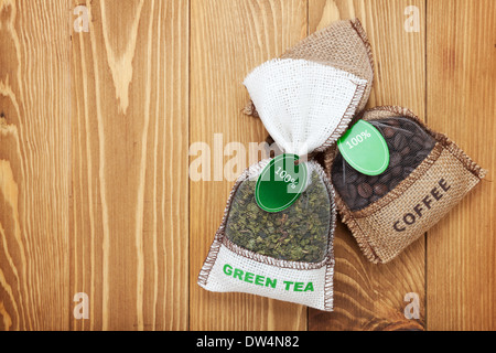 Kaffee und Tee kleine Taschen auf Holztisch Hintergrund mit Textfreiraum Stockfoto