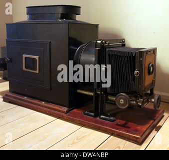 Dieses Bild zeigt alte Fotoausrüstung, die die technologische Entwicklung von Kameras und Fotografie veranschaulicht. Diese alten Werkzeuge bieten einen Einblick in die frühen Methoden der Bilderfassung, von mechanischen Blenden bis hin zu Filmrollen. Stockfoto
