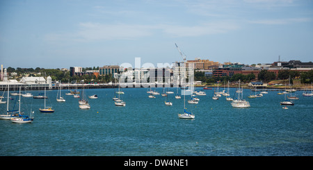 Geelong Australia Stadtzentrum Skyline von der Corio Bay. zeigen Cunningham Pier und Yachten und Boote in der Bucht. Stockfoto