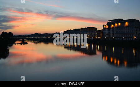 Sonnenuntergang über dem Fluss Arno Stockfoto