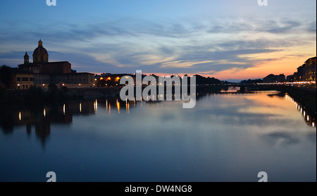 Sonnenuntergang über dem Fluss Arno Stockfoto