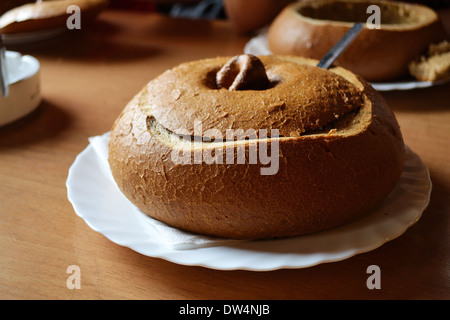 Traditionelle Pilzsuppe serviert in einem Brot Schüssel Stockfoto