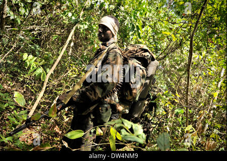 Ugandische Soldaten von der Uganda People Defence Force (UPDF) patrouillieren durch den zentralen afrikanischen Dschungel während einer Operation, berüchtigten Lord Resistance Army (LRA) Anführer Joseph Kony zu jagen. Die LRA ist eine christliche militante Rebellengruppe. Stockfoto