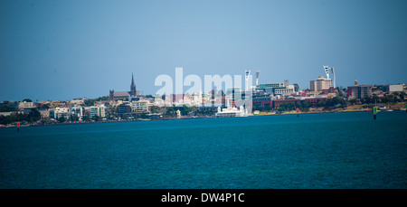 Geelong Australia Stadtzentrum Skyline von der Corio Bay. zeigen Cunningham Pier und Yachten und Boote in der Bucht. Stockfoto