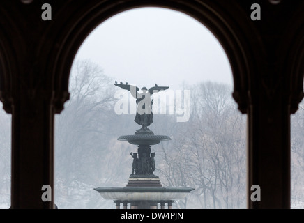 Manhattan in New York City in Nordamerika, im Bild Grand Central Park Bethesda Brunnen umrahmt von Bethesda Arkadenbögen Stockfoto