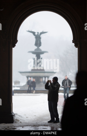 Manhattan in New York City in Nordamerika, im Bild Grand Central Park Bethesda Brunnen umrahmt von Bethesda Arkadenbögen Stockfoto