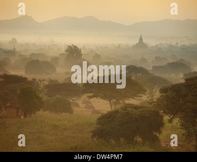 Panorama-Ansicht der Sonnenaufgang über dem Tempel von Bagan in MyanmarSunrise über Tempel von Bagan in Myanmar Stockfoto