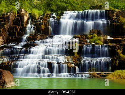 Tropischer Regenwald-Landschaft mit fließenden Pongour Wasserfall in Vietnam. Vier Bilder panorama Stockfoto