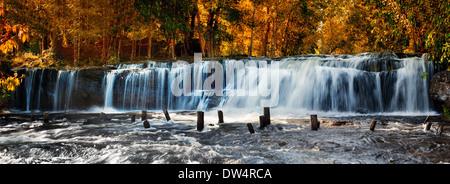 Tropischer Regenwald-Landschaft mit fließenden Kulen Wasserfall in Kambodscha. Zwei Bilder panorama Stockfoto