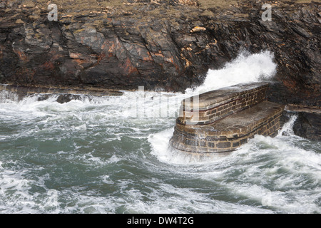 Flut auf der Nordküste von Cornwall bei kleinen Fischerei Hafen von Boscastle als die Wellen brechen über äußere Barriere Stockfoto